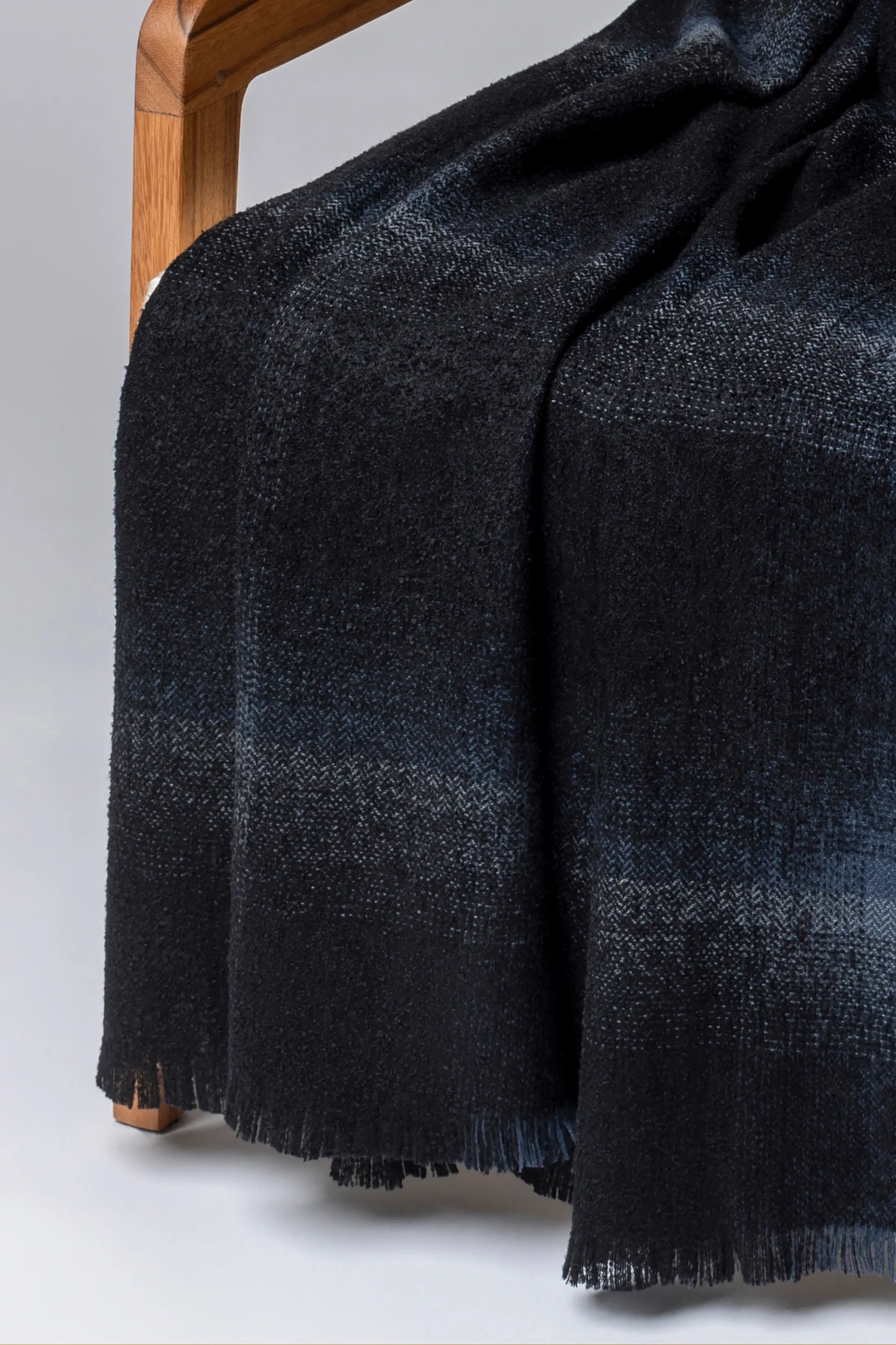 Blurred Cashmere Silk Bouclé Throw in Black - Image 3