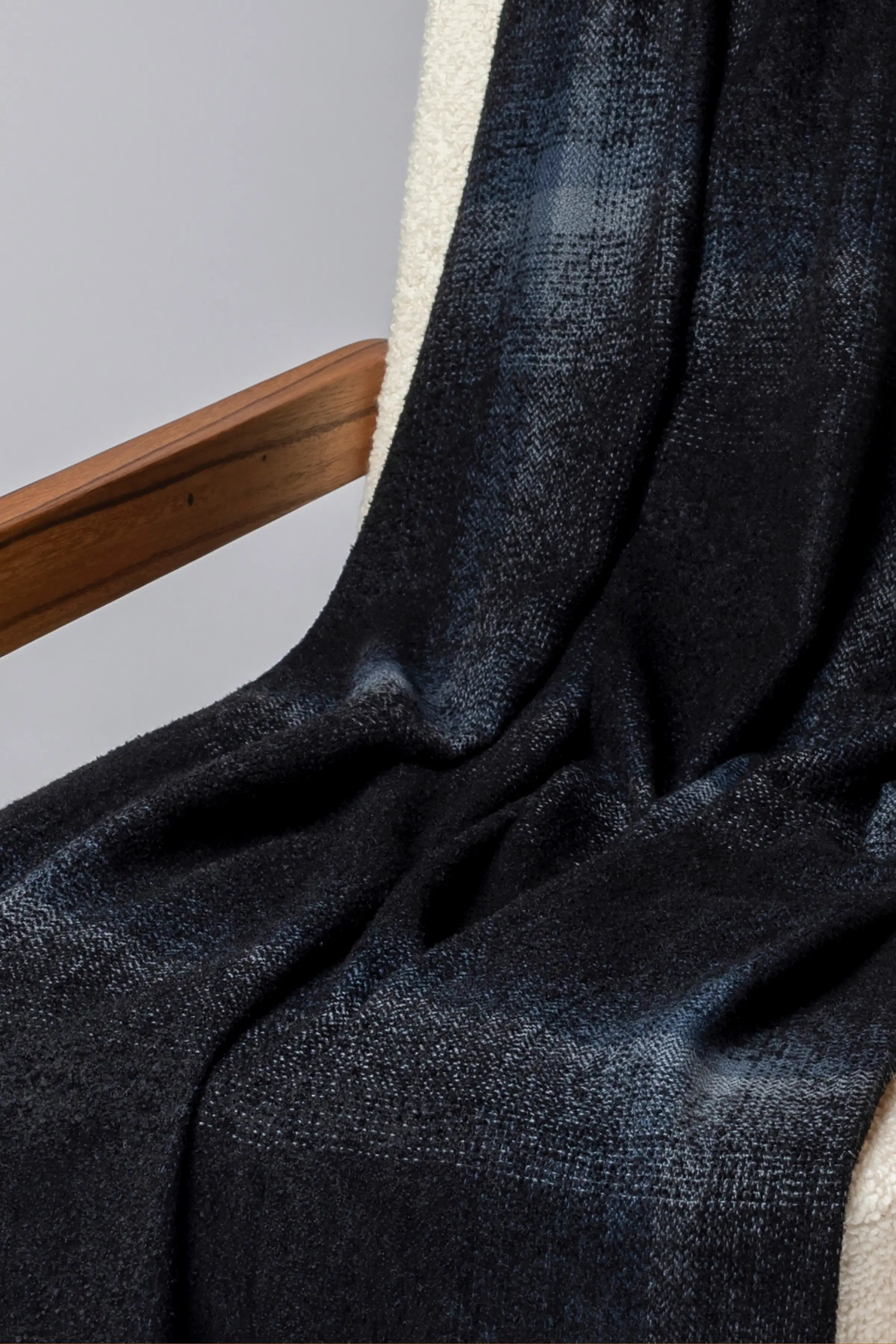 Blurred Cashmere Silk Bouclé Throw in Black - Image 4