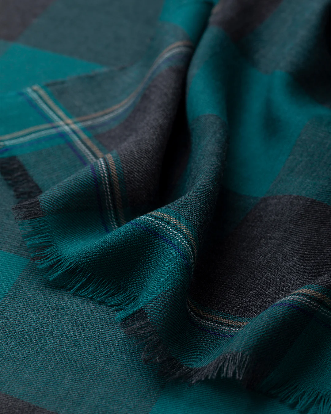 Carnbee Large Gingham Green Cashmere Scarf - Image 2