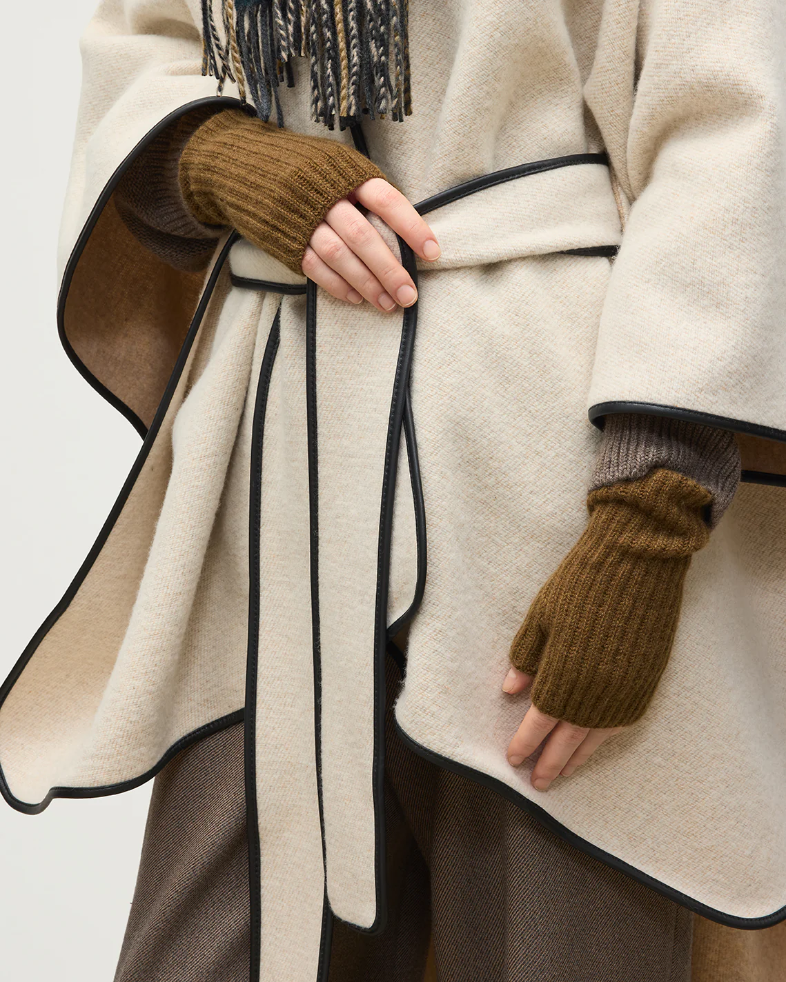 Della Ribbed Green Cashmere Wristwarmers - Image 2
