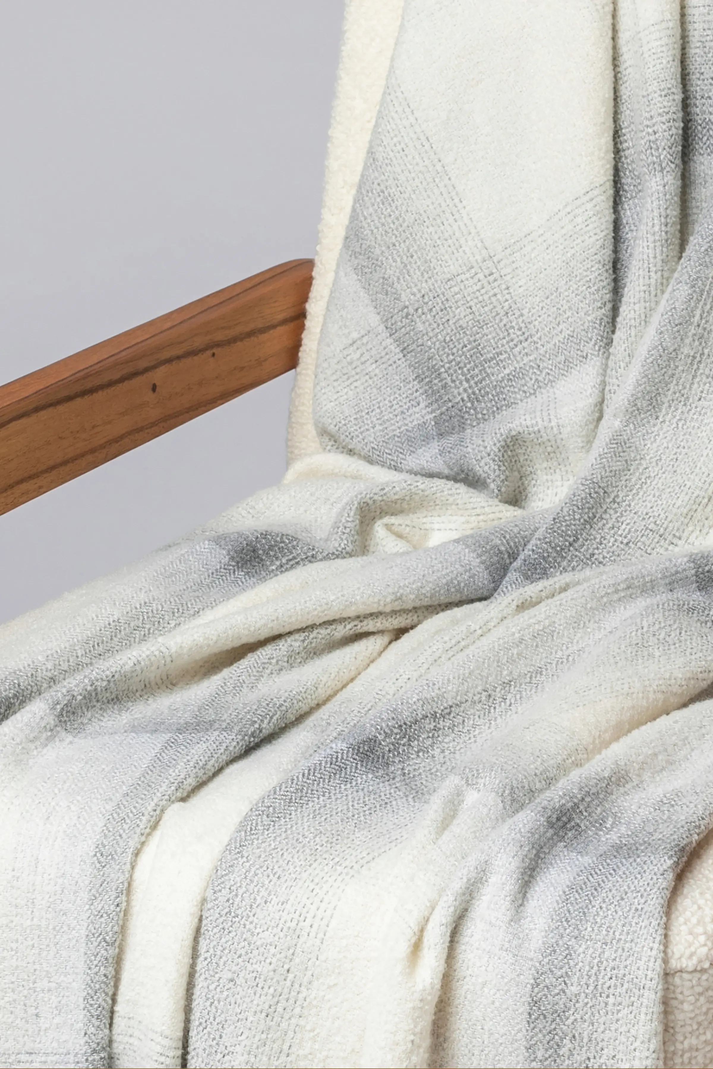 Blurred Cashmere Silk Bouclé Throw in White - Image 4