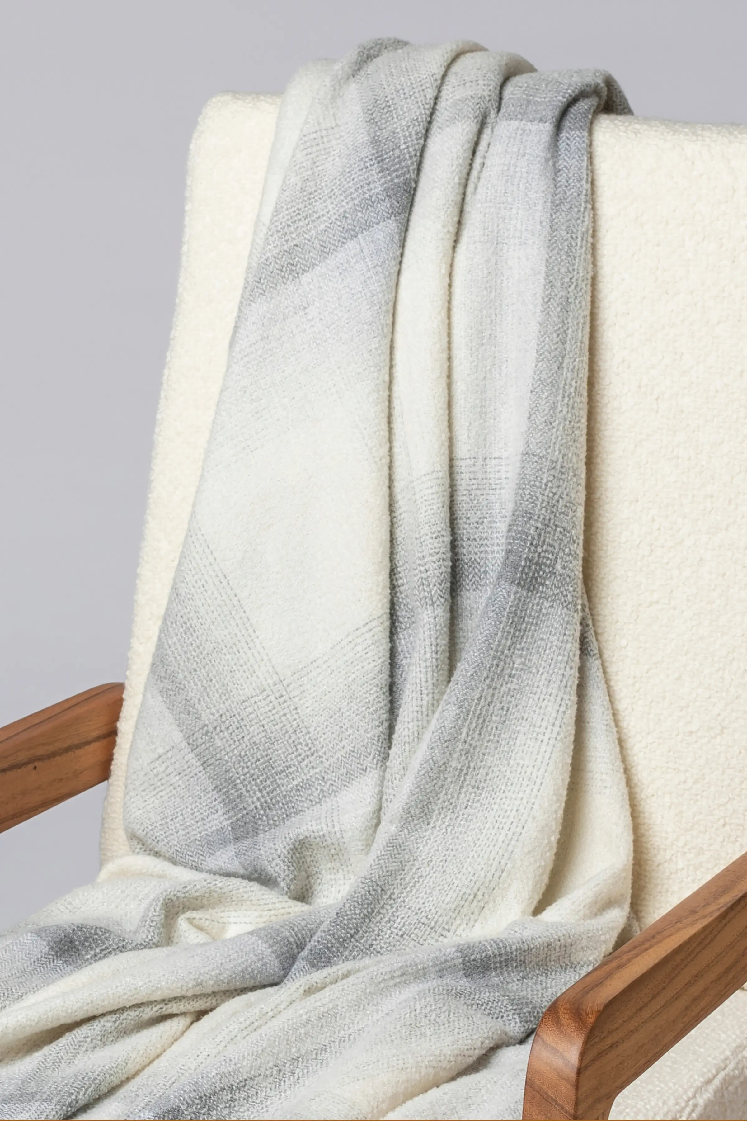 Blurred Cashmere Silk Bouclé Throw in White - Image 5