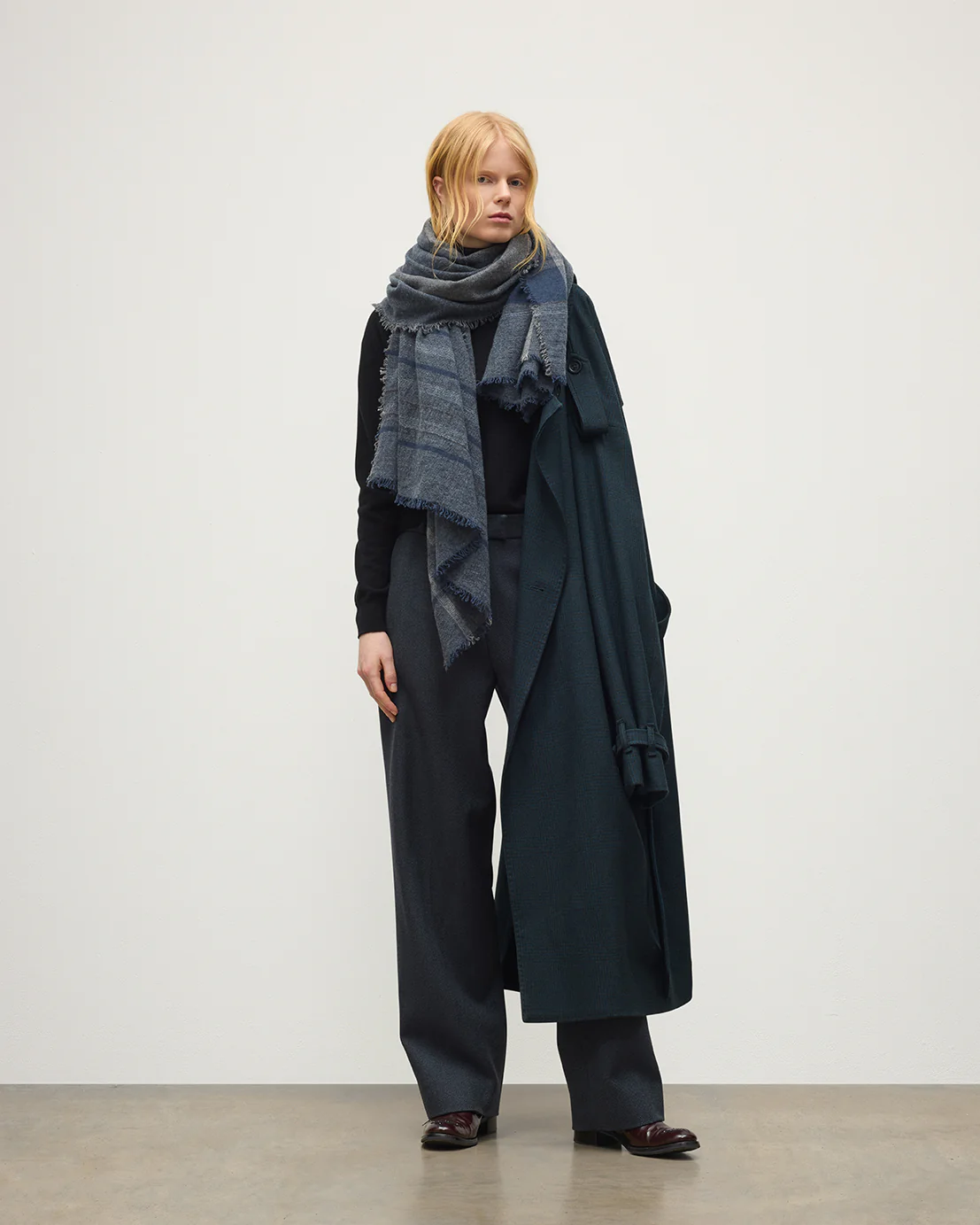 Gullane Dark Cashmere Stole - Image 3
