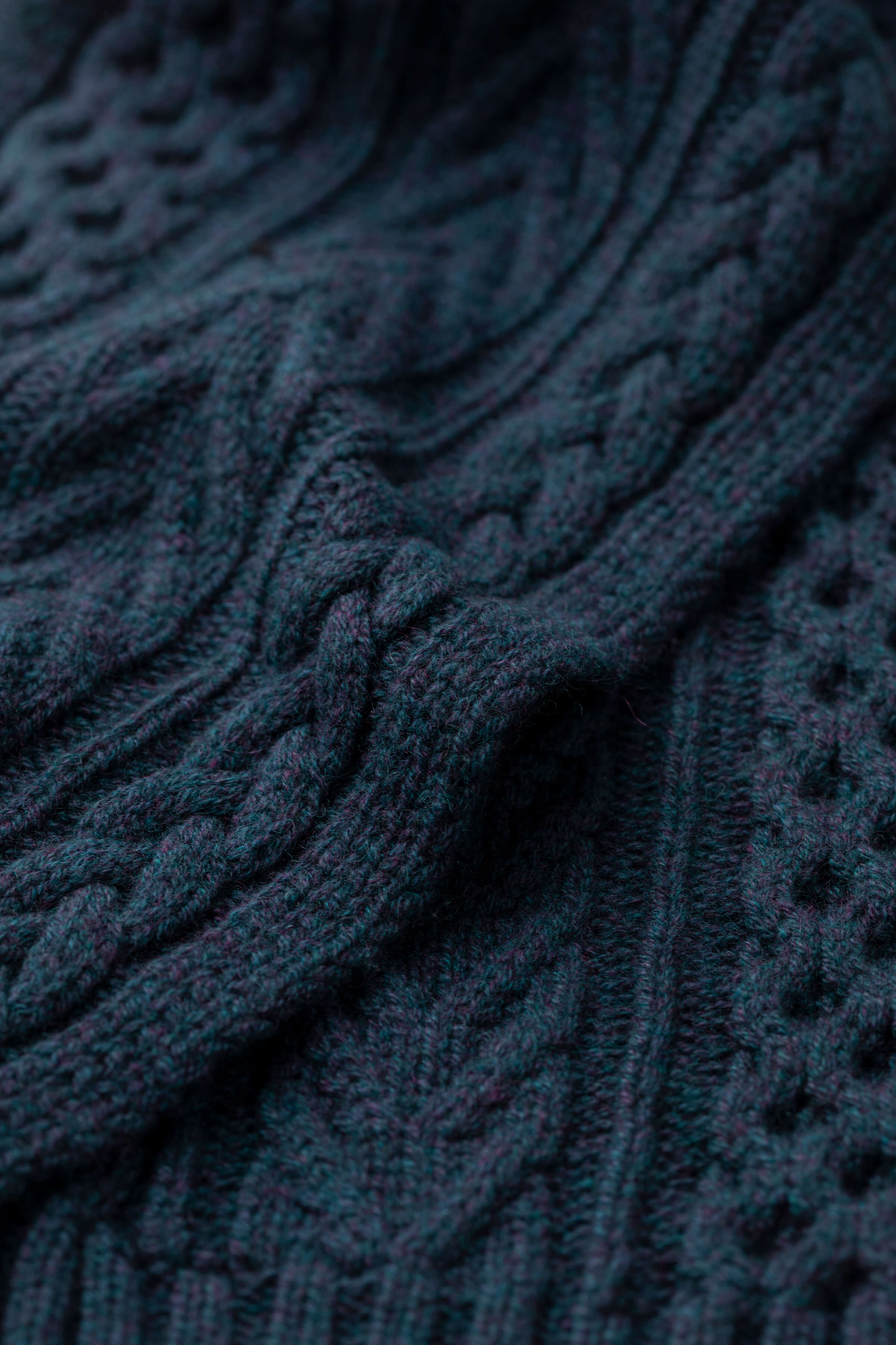 Aran Cable Navy Cashmere Scarf - Image 2