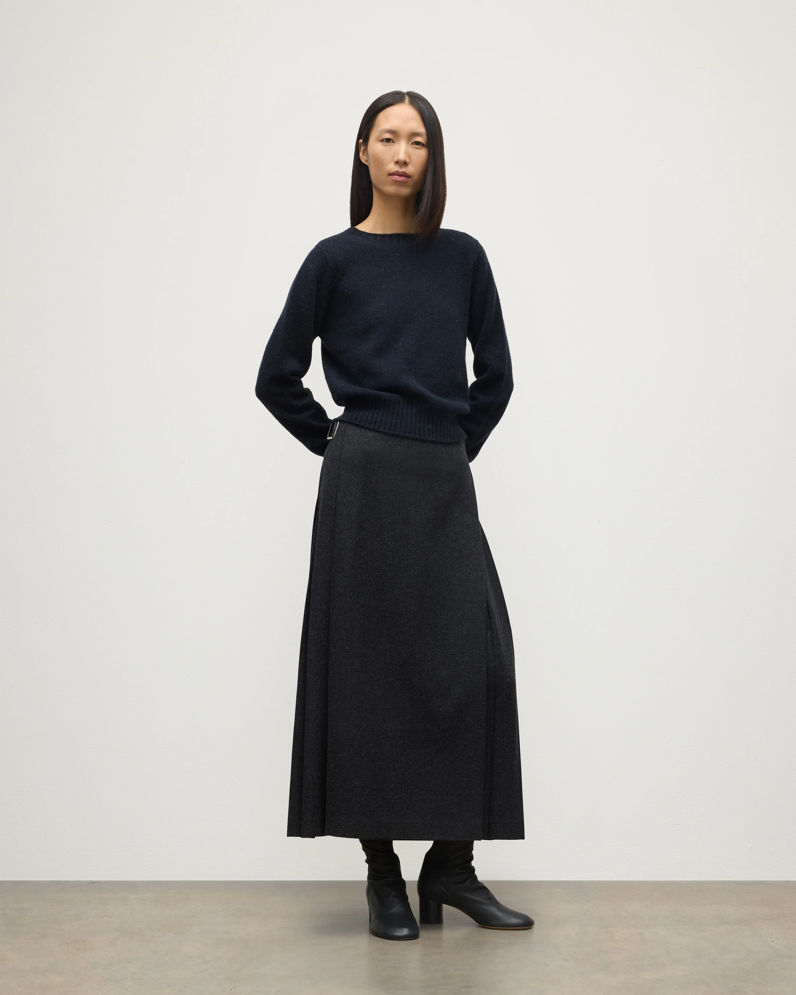 Le Kilt | Johnstons of Elgin Charcoal Long Kilt - Image 3