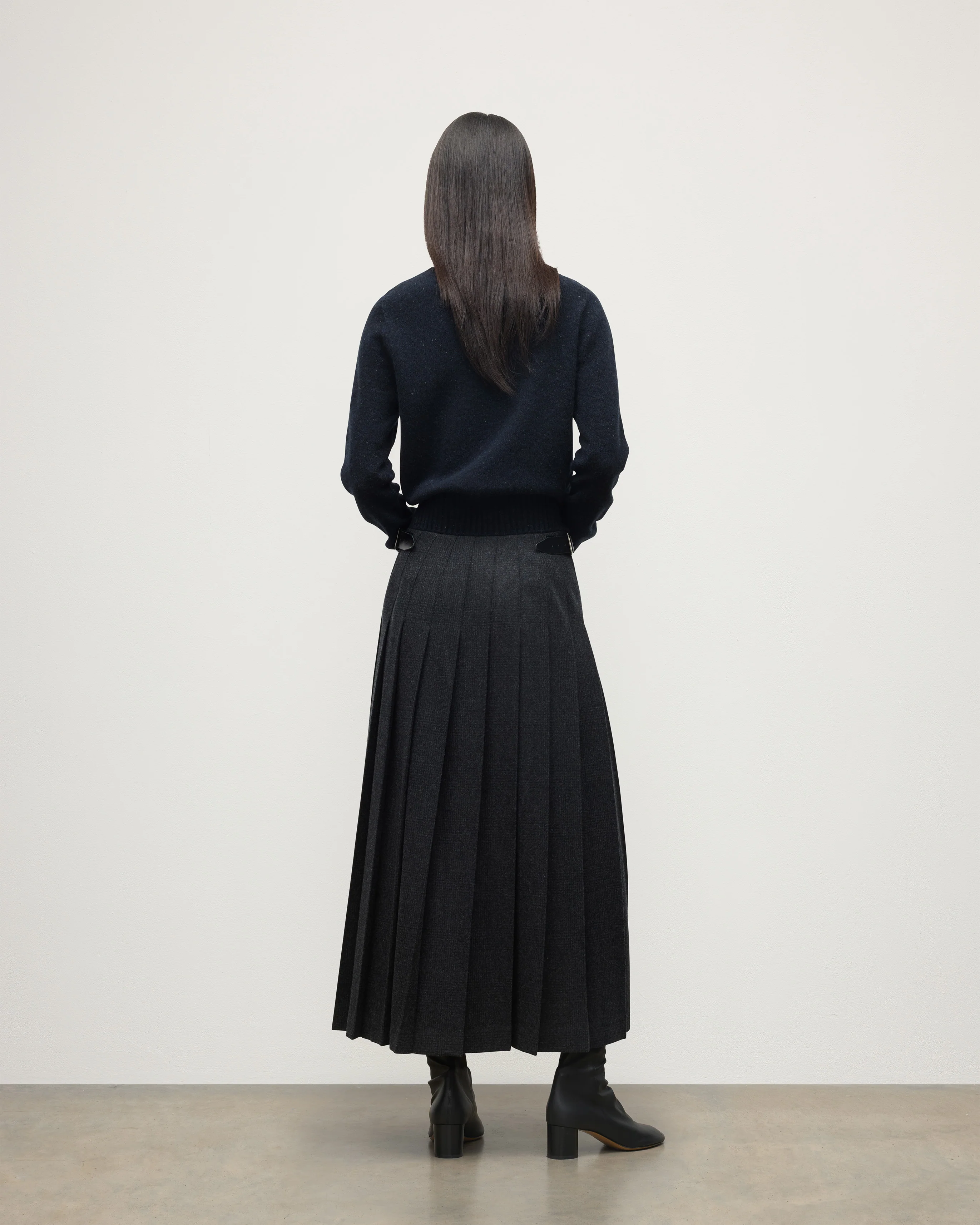 Le Kilt | Johnstons of Elgin Charcoal Long Kilt - Image 4