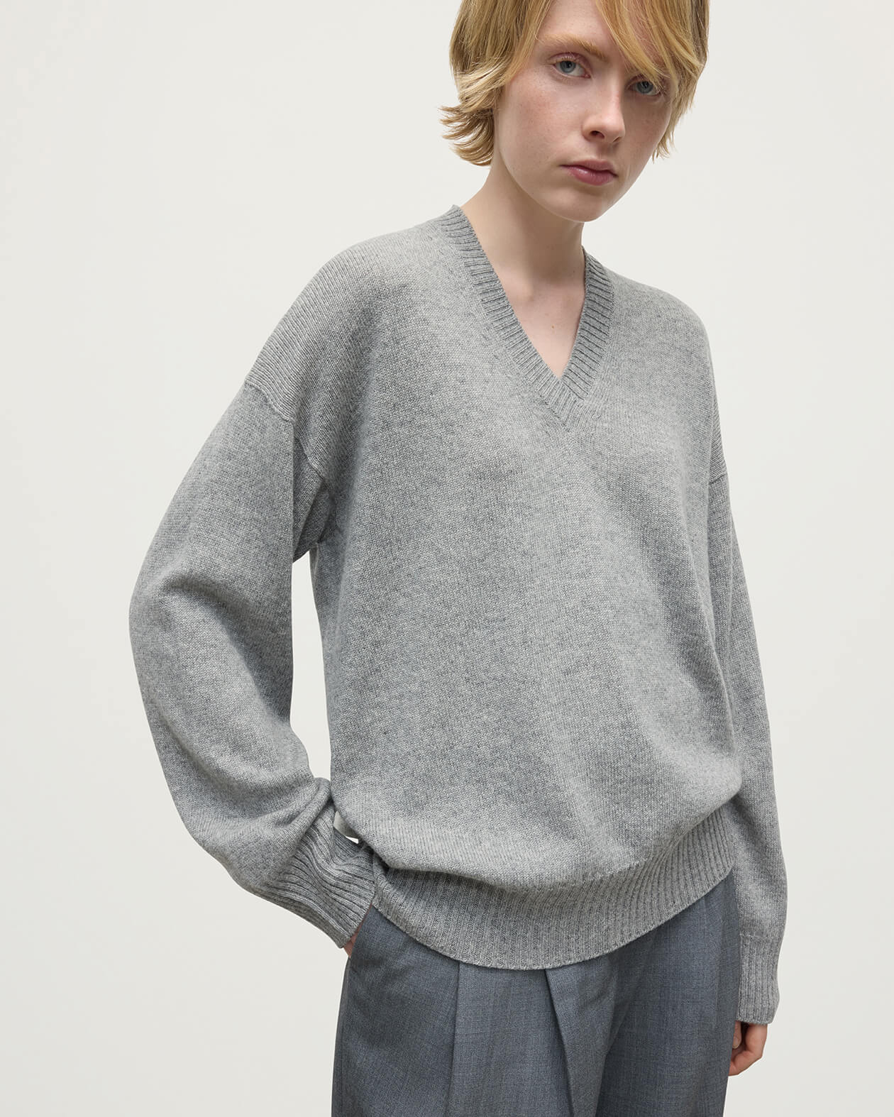 Relaxed Fit Gauzy Light Grey Cashmere Jumper - Image 5