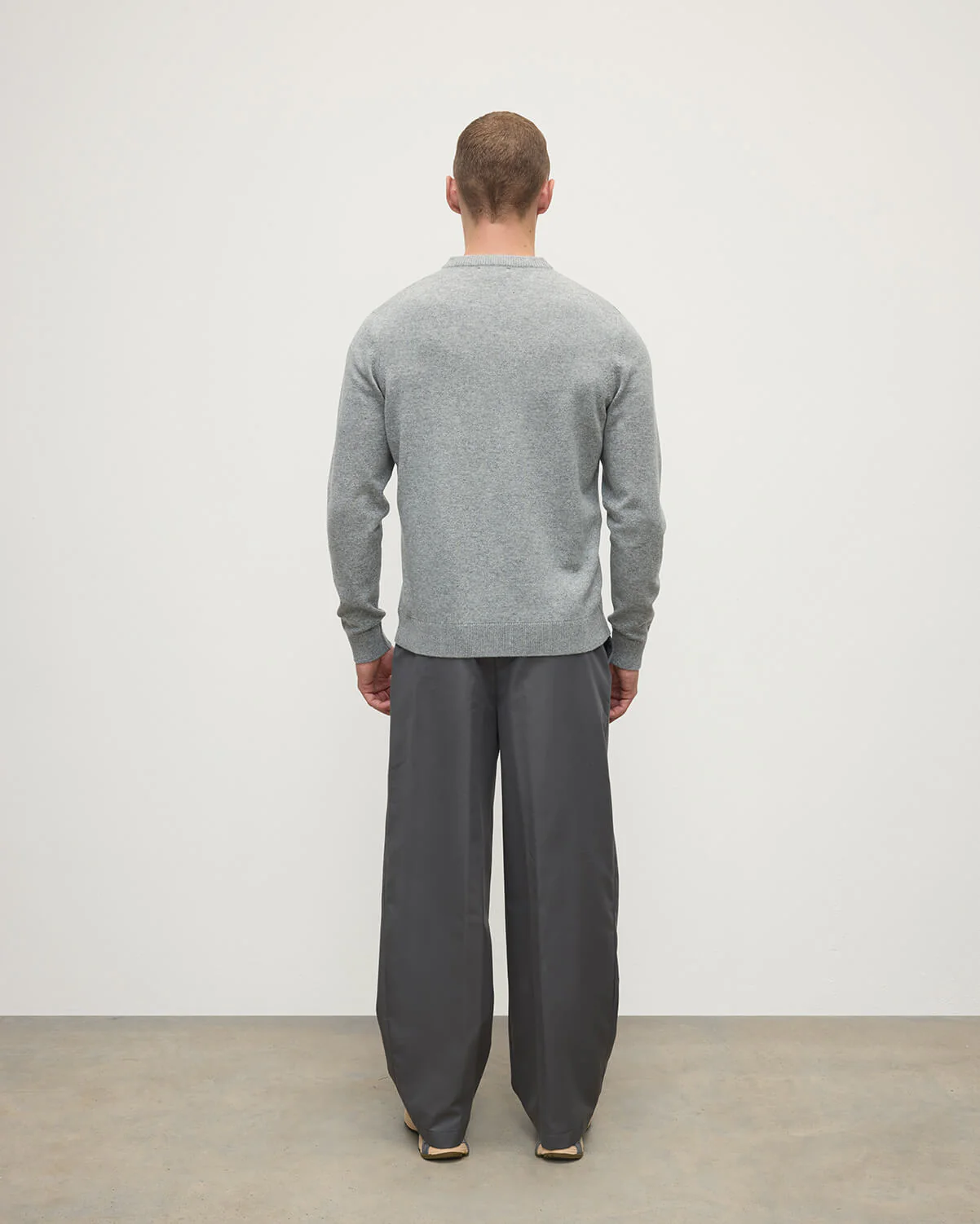 Rory Light Grey Classic Cashmere V-Neck Jumper - Image 4