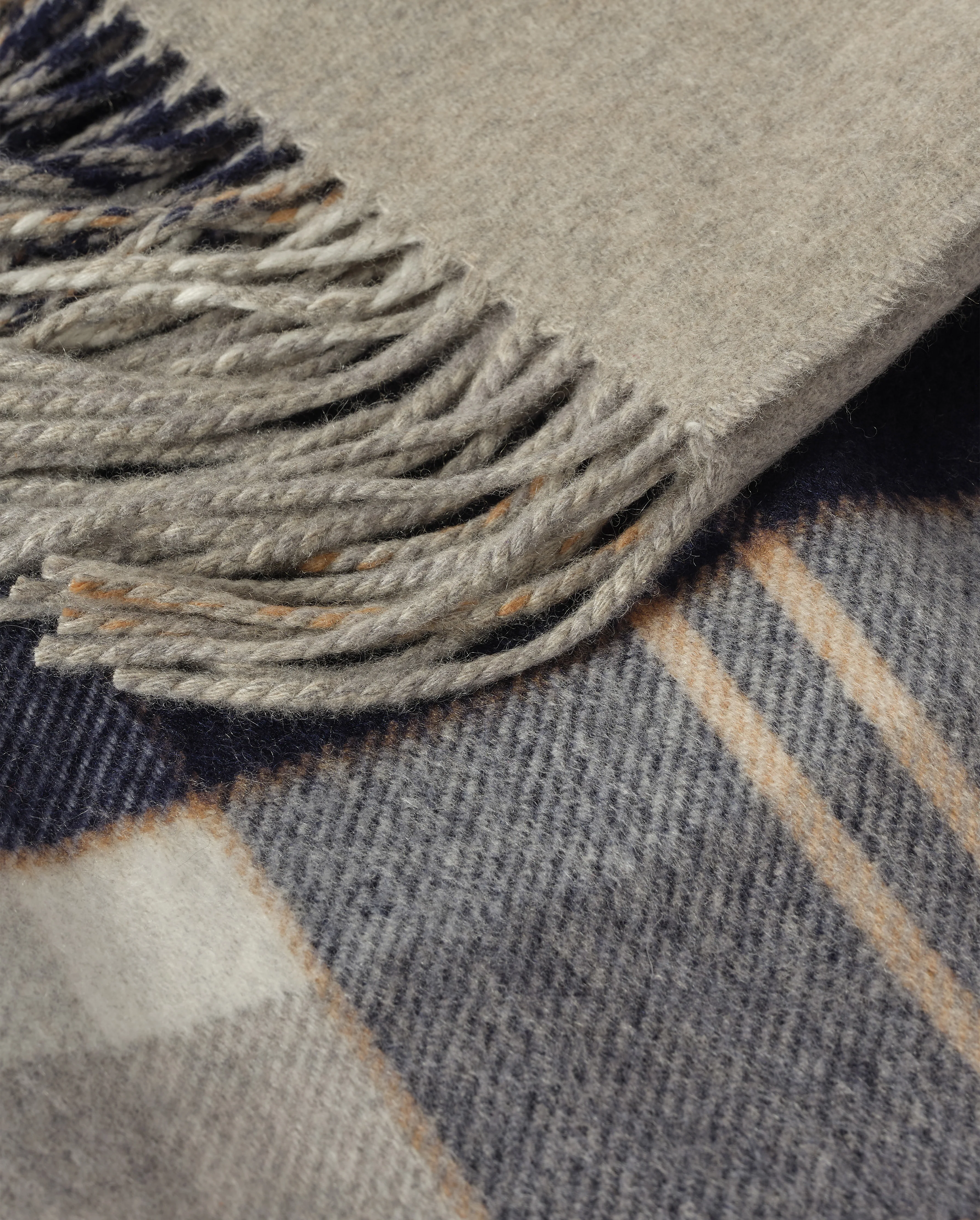 Recycled Cashmere Throw in Silver Bannockbane - Image 5