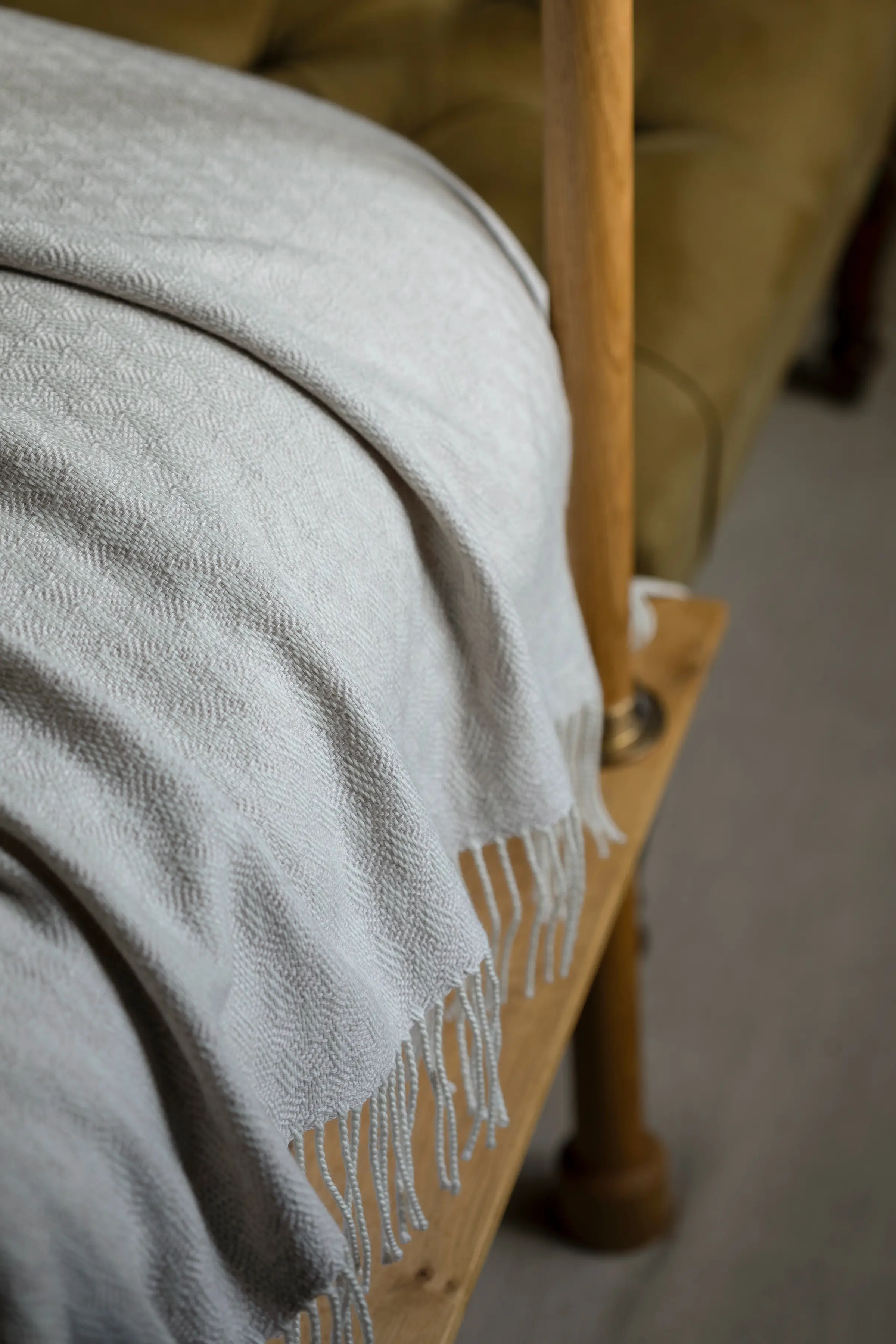 Trellis Weave Merino Bed Throw in Silver - Image 3