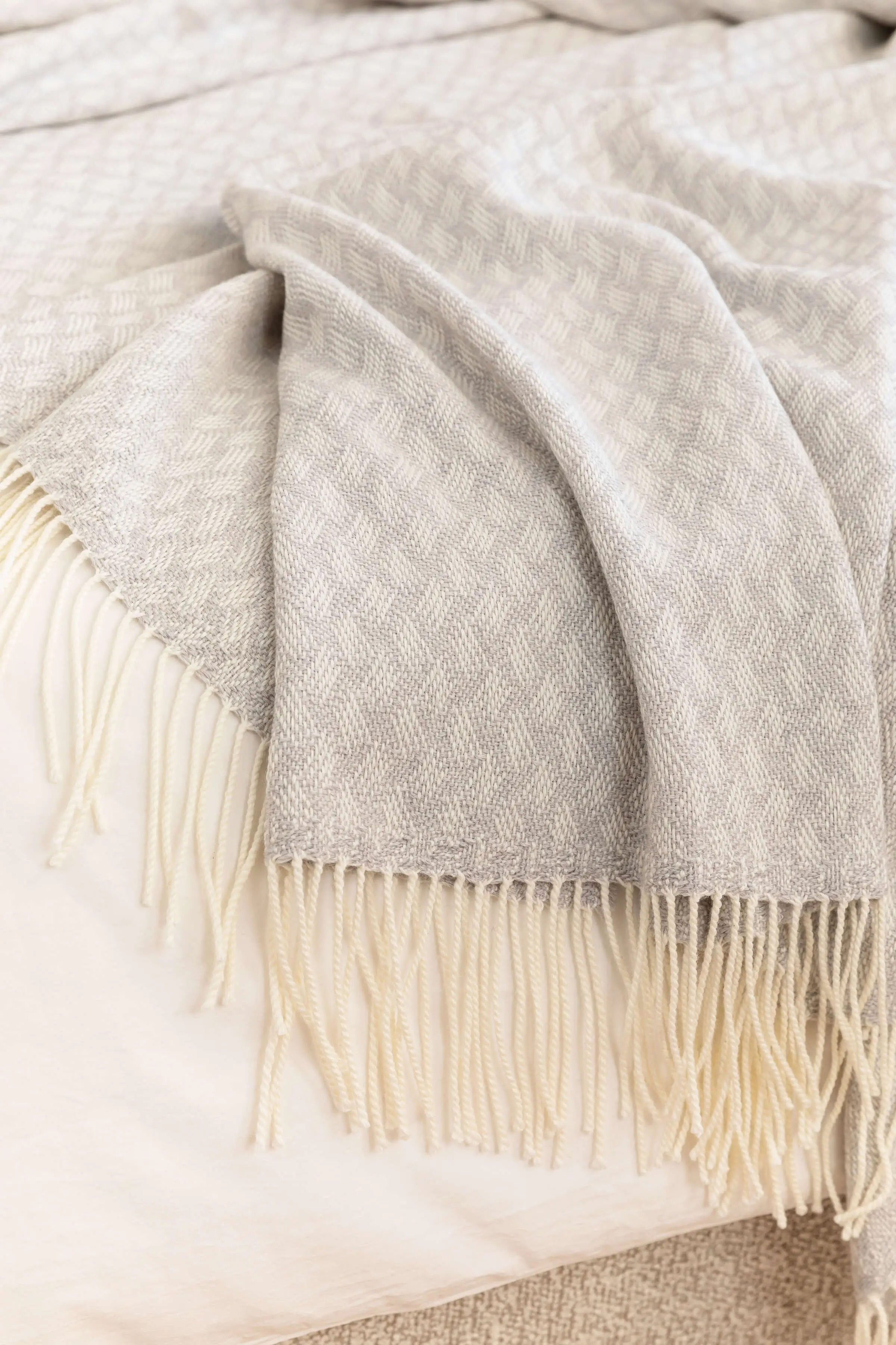 Trellis Weave Merino Bed Throw in Silver - Image 5