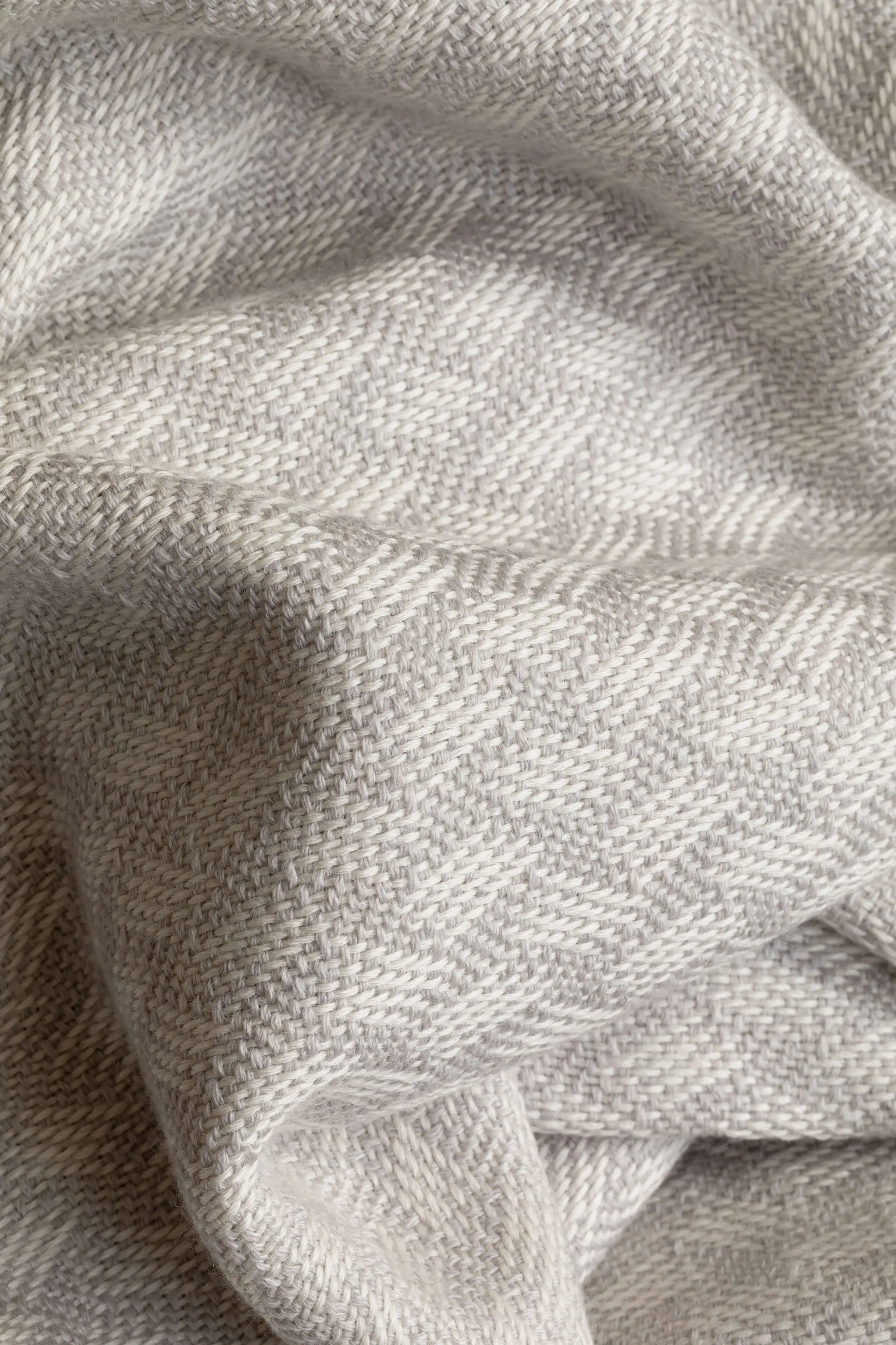 Trellis Weave Merino Bed Throw in Silver - Image 7