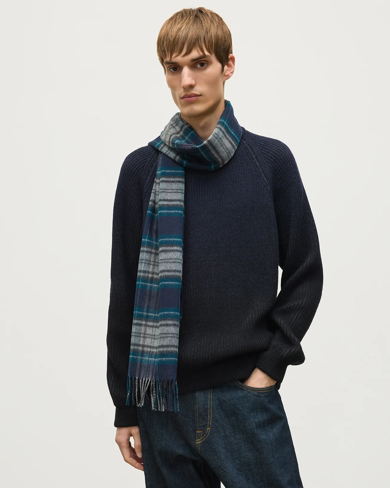 Doune Vintage Check Navy Merino Scarf - Image 3